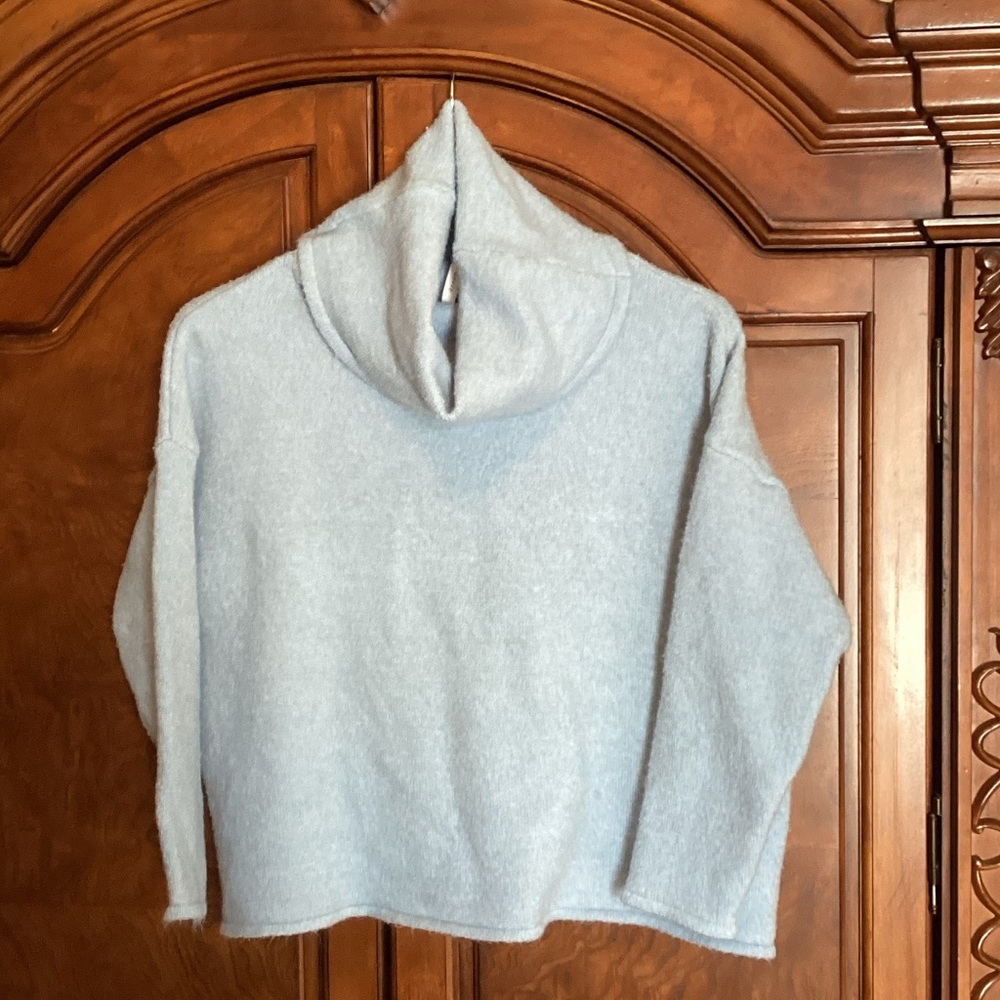 Elegant Light Blue Women's Turtleneck Sweater Size Small